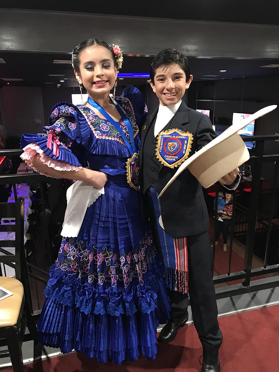 Briana Estrada y Christopher Salgado del Grupo Mosaicos Andinos del Perú. 