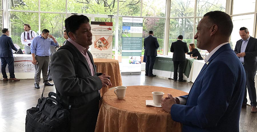 Fabián Jiménez de Bethpage Federal Credit Union conversa con Steven Patino de Exit Realty First Choice en el salón que NAHREP dedicó a las empresas.