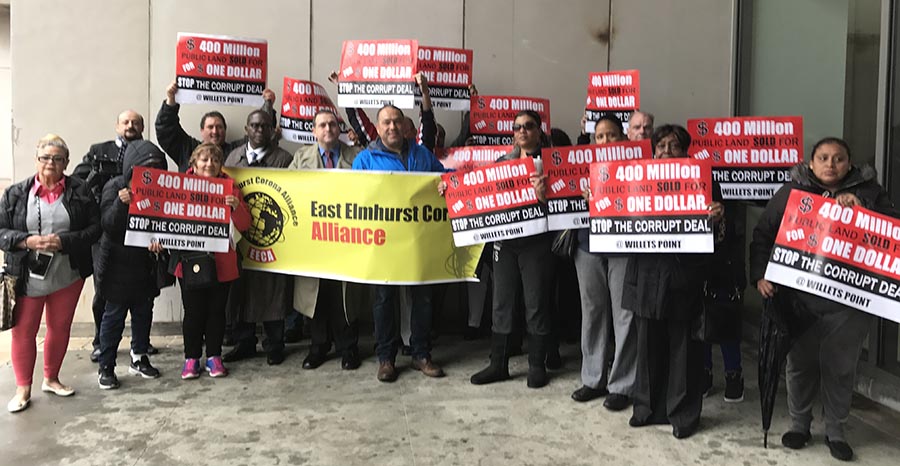 A la entrada del edificio de la corte en White Plains el ex concejal Hiram Monserrate acompañado de miembros de las organizaciones Black Institute e East Elmhurst Corona Alliance. 