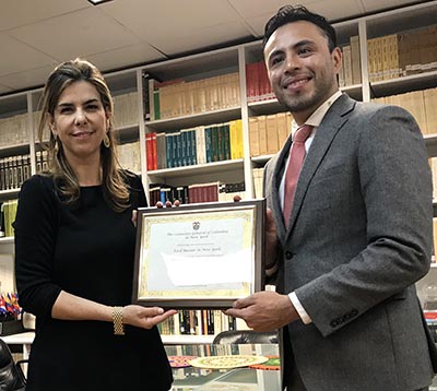 La cónsul Nieto le entregó una plaza de reconocimiento a César Cruz de Food Bazaar Supermarket.