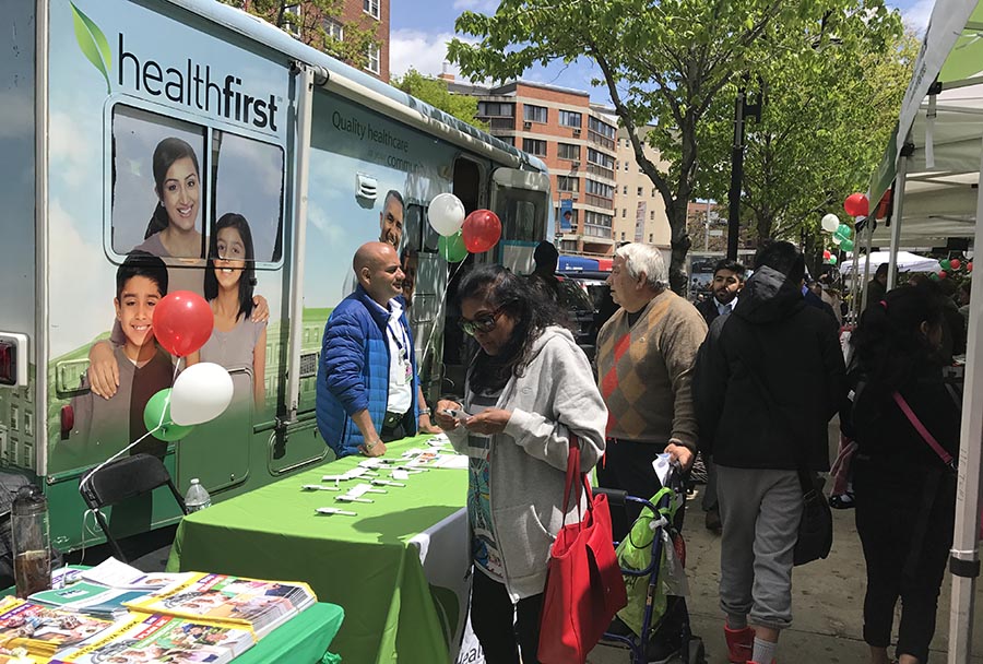 El camión de Healthfirst ofreciendo información a la comunidad.