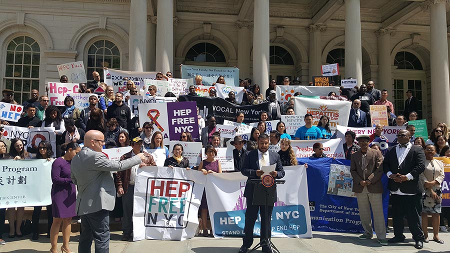 Activistas frente a la Alcaldía de Nueva York llamando la atención sobre la hepatitis. Foto cortesía