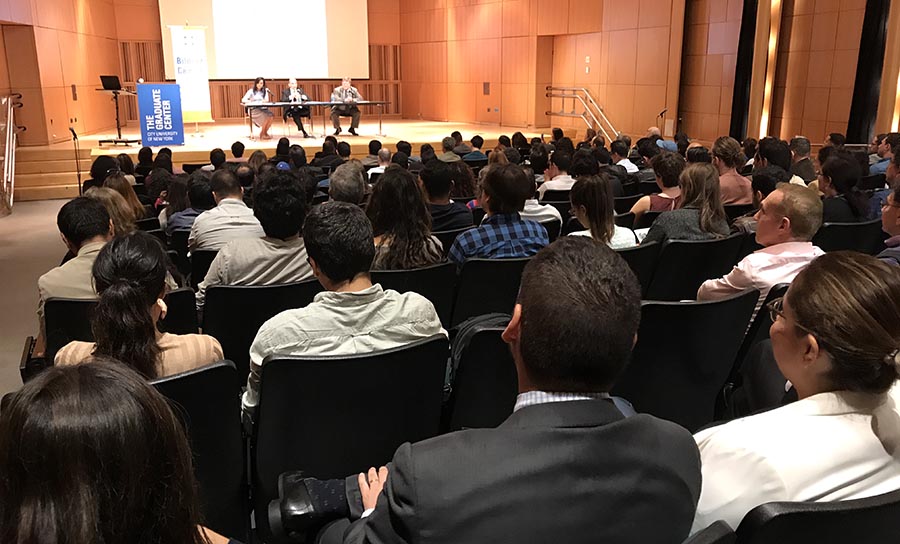 El auditorio del primer piso del Centro de Graduados de CUNY en donde habló Humberto de la Calle.