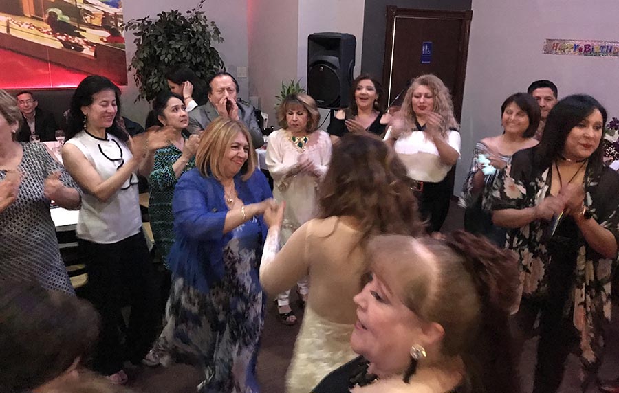 La jueza Velásquez, de azul, bailando durante su cumpleaños.