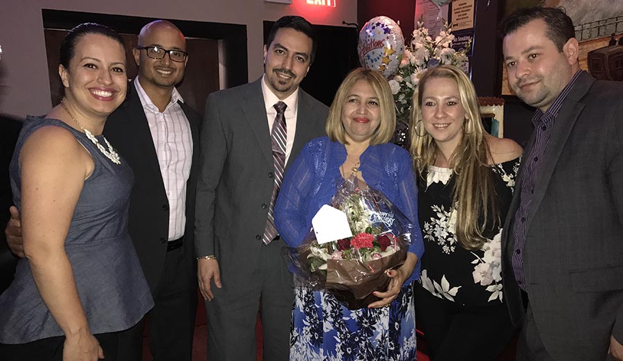 La jueza Velásquez rodeada de abogados, incluyendo a Catalina Cruz, al extremo izquierdo, presidenta de la Asociación de Abogados de Queens. 