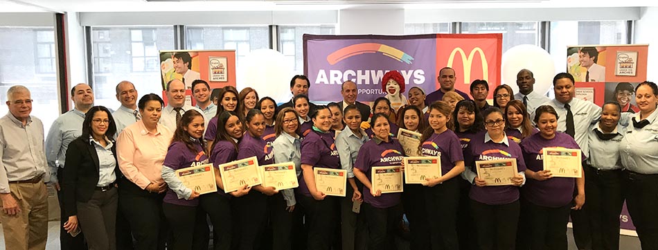 El grupo de graduados de las clases de inglés con directivos de McDonald's. 