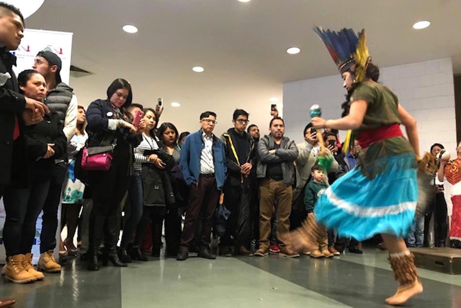 Música jarocha al final de la conferencia en el Lehman College.