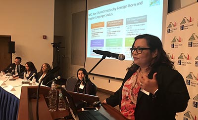 Panel sobre las dificultades que enfrentan las minorías, los latinos y los mexicanos para educarse, incluyendo los recursos que reciben las madres solteras estudiantes, desde la izquierda, doctora Elena Jarquín-Sánchez de UNAM, doctora Yasmine Morales-Alexander del Lehman Colleges, Wendy Mirón de LSA Family Health Service y la doctora Stella M. Flores de NYU.