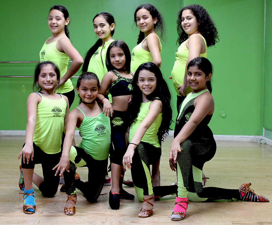 Ashley Ochoa redeada de otras bailarinas en Mestizo Art Center. 