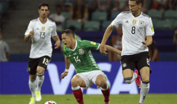 El Chicharito trató pero no pudo vencer el arco de Alemania.