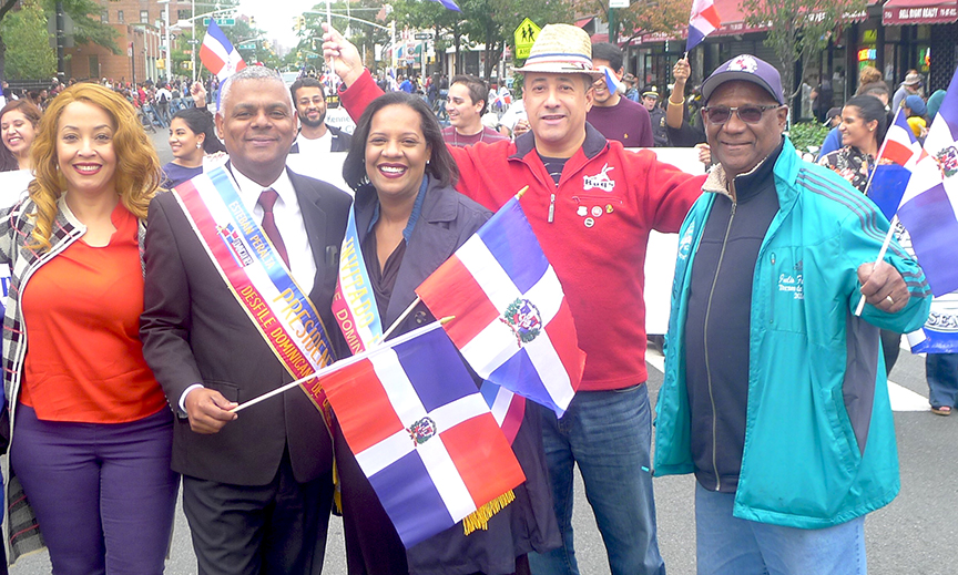Esteban Peralta, Julissa Ferreras y su padre Julio Ferreras en el Desfile Dominicano de Queens.