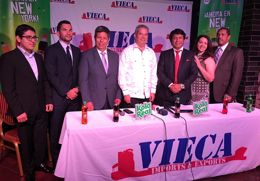 Desde la izquierda, Jack del Aguila, encargado de negocios internacionales de Industrias San Miguel del Caribe, Henry Vieluf, Enrique Rosas, Heinz Vieluf Cabrera, Arturo Marroquín, Jaline Isidor y Julio Isidor.