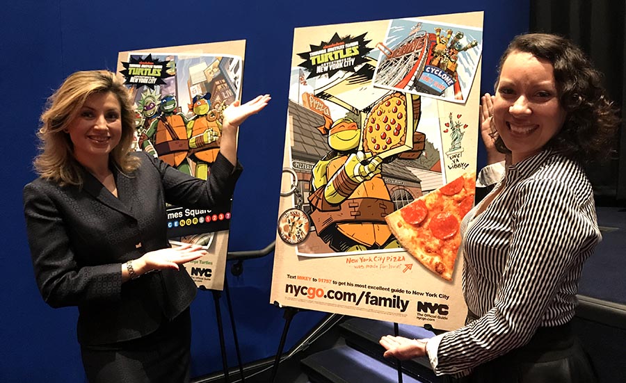 Adriana Aristizábal y Luisa Mendoza-Chávez junto a las ilustraciones de los Teenage Mutant Ninja Turtles.