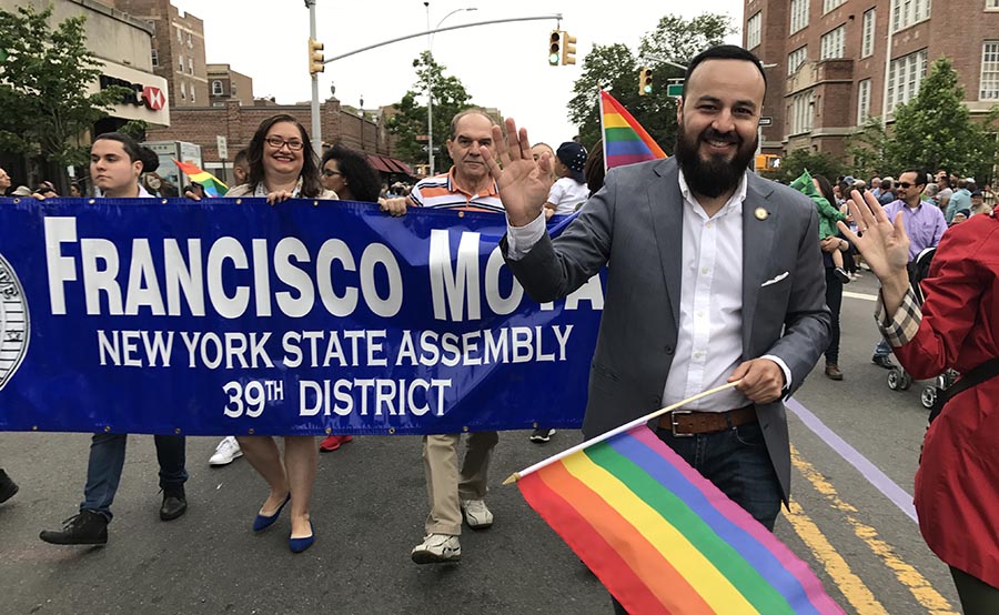 El asambleísta Francisco Moya ondenado la bandera gay.