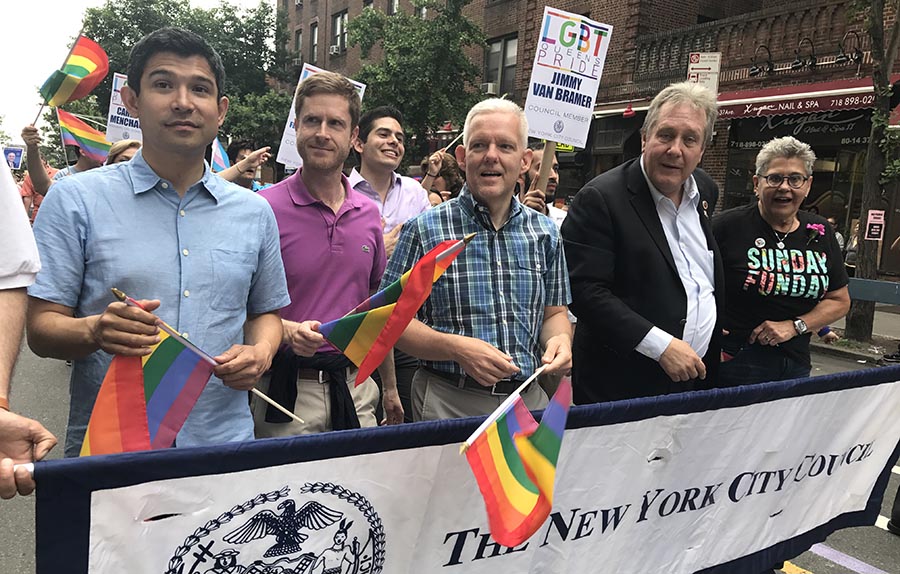 Al frente, los concejales gays Carlos Menchaca, Jimmy Van Bramer y Daniel Dromm, acompañando a Maritza Martínez, cofundadora de este desfile.