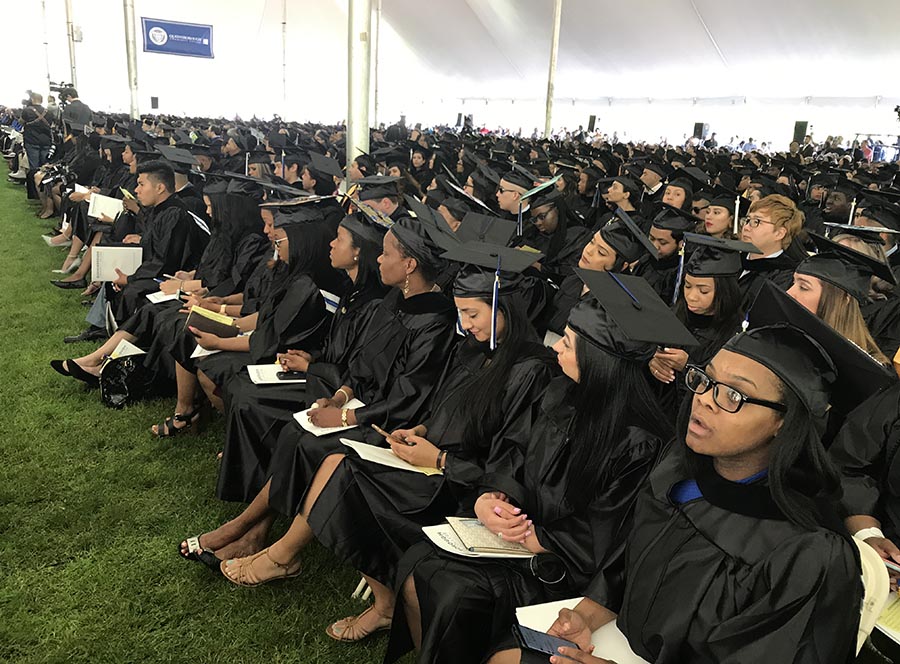 Más de 850 estudiantes acudieron a la ceremonia de graduación del Queensborough Community College.