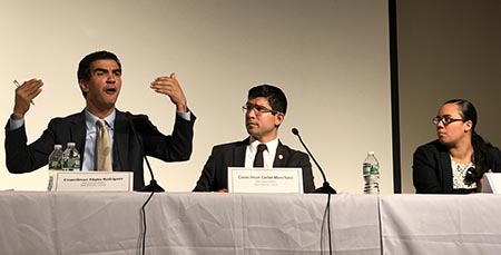 El concejal Ydanis Rodríguez, quien aspira a ser el presidente del Concejo de Nueva York, el concejal Carlos Menchaca y la asambleísta Carmen de la Rosa. 