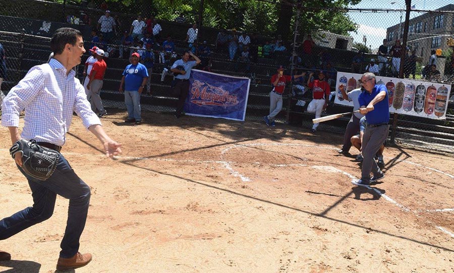 El concejal Ydanis Rodríguez lanza la pelota y el senador dominicano Heinz Vieluf mete el batazo.