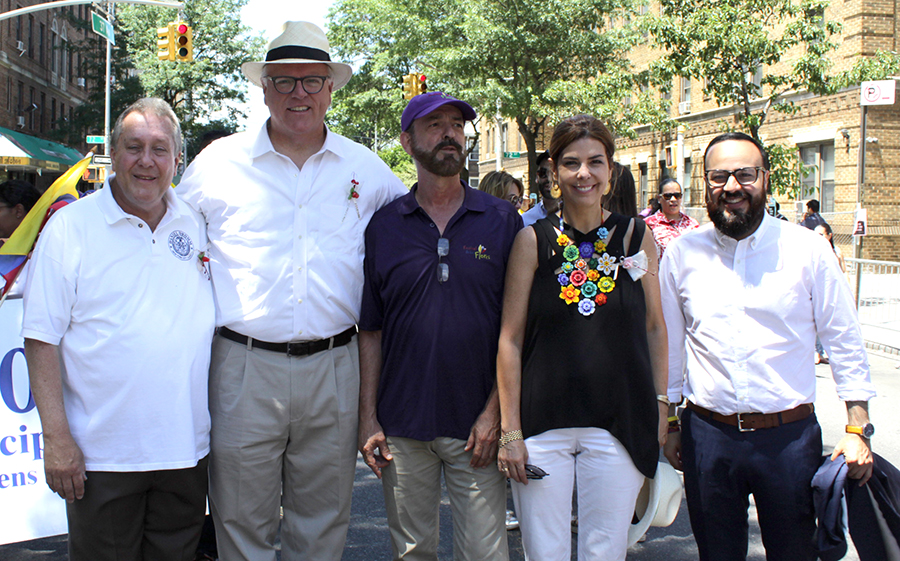 Desde la izquierda, concejal Daniel Droom, el congresista John Crowley, el organizador Luis Eduardo Acosta, la cónsul María Isabel Nieto y el asambleísta Francisco Moya. Foto Mauricio Hernández.