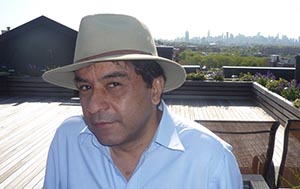 Javier Castaño en la azotea de su edificio en Jackson Heights, Queens.