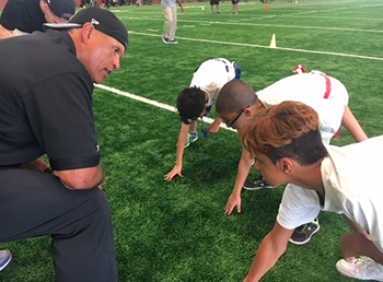 Anthony Muñoz del Salón de la Fama de la NFL.