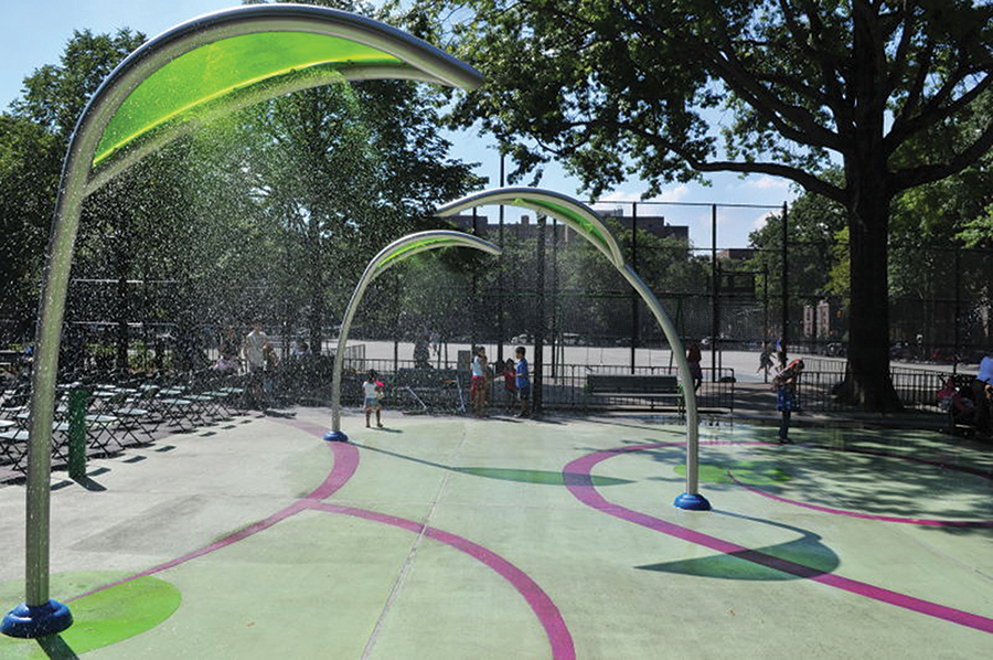 En el Travers Park de la calle 78 y la 34 avenida se practican deportes y hay actividades culturales.