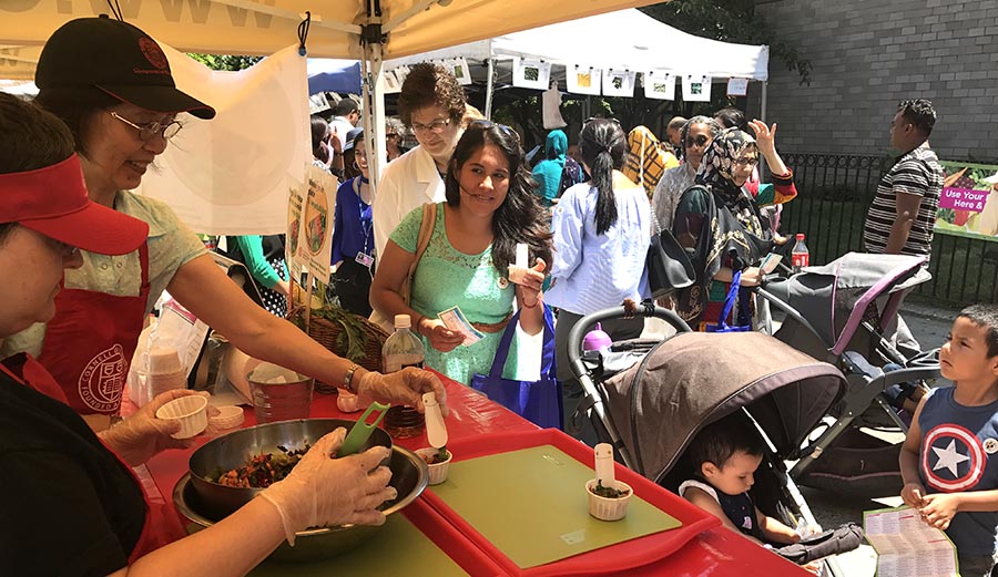 Laura Iglesias y sus hijos en el mercado agrícola.