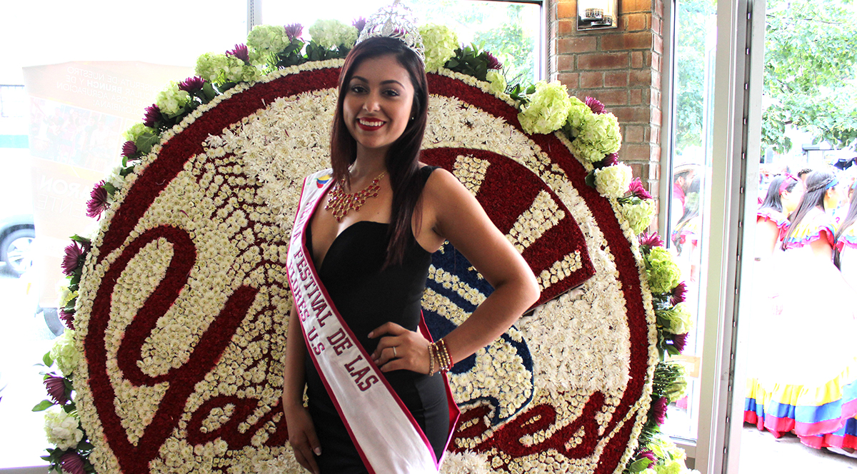 Carolina Caña posa frente a la silleta de los Yankees de Nueva York