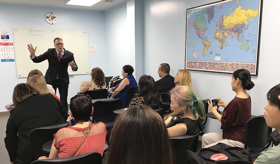 John Zurschmiede explicando cómo funcionan las clases de inglés en los siete ZONI Language Centers del área metropolitana de Nueva York.