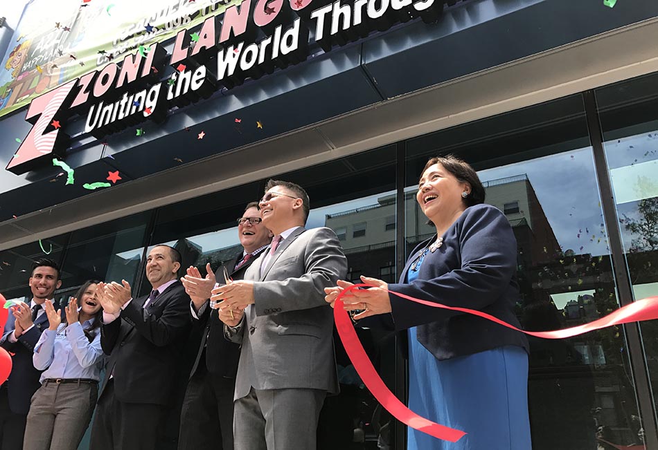 El corte de la cinta inaugural frente a la nueva sede de ZONI Language Center en Ocean Avenue, Brooklyn.