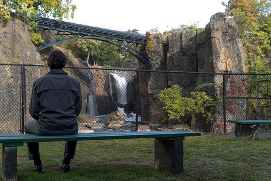 Una escena cumbre: Adam River contempla la bella cascada de Paterson.