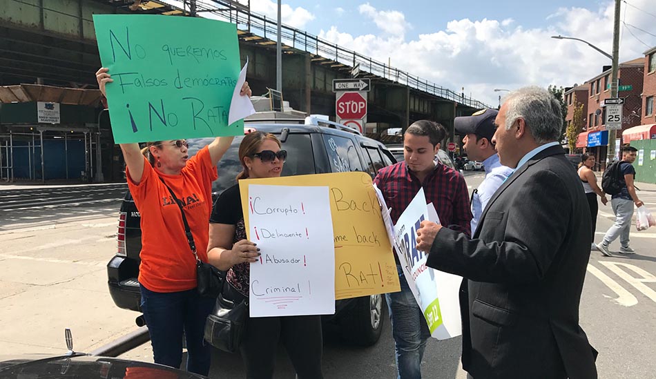Seguidores de Moya y Monserrate enfrentados en la calle.