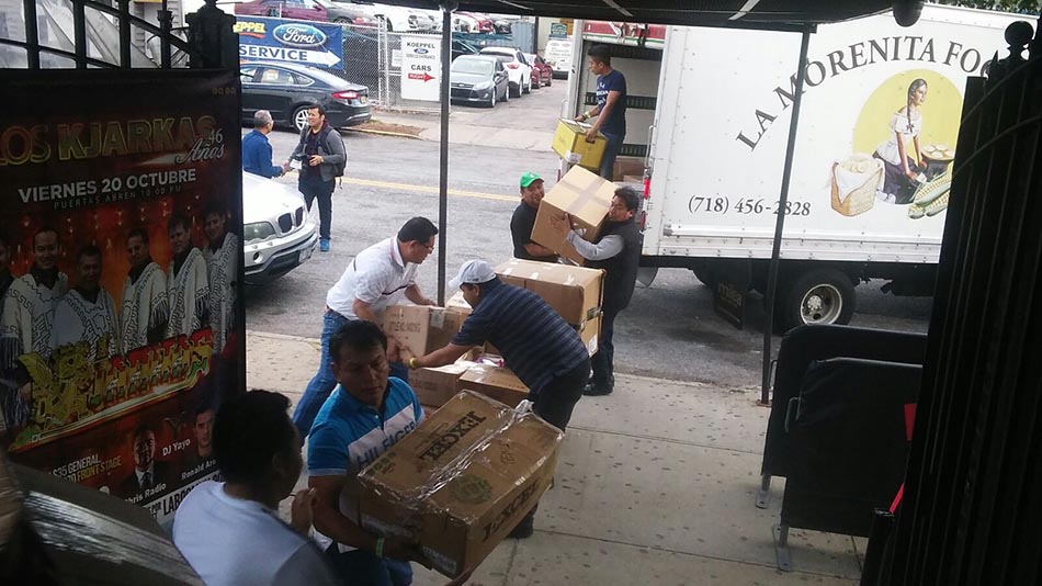 Pedro Zamora, dueño de la discoteca LaBoom, ayudando a movilizar la ayuda a los damnificados.