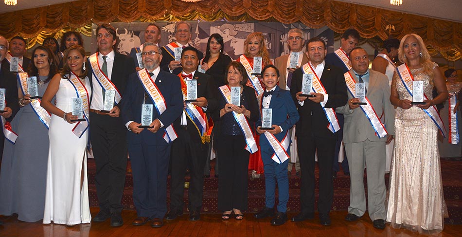 Durante la fiesta de gala, los directivos comparten con los ganadores del Premio Quijote. Foto cortesía
