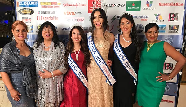 Desde la izquierda, Aracelis Berrocal del comité de damas del Desfile de la Hispanidad, Alma Martinez, comisionada de publicidad del desfile, la virreina Scarleth Alcántara, la reina Ana Paula Rodríguez, la princesa Dayannae Miranda y Ruth Hulse.