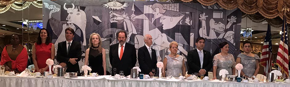 Los directivos del Desfile de la Hispanidad con autoridades de la ciudad de Nueva York durante la gala del Desfile de la Hispanidad 2017.