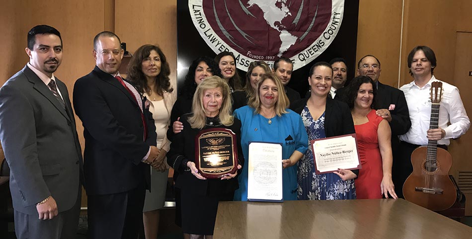 En la Fiscalía de Queens, la Asociación de Abogados Latinos de Queens le rindió un homenaje a Nayibe Núñez-Berger. Foto Javier Castaño