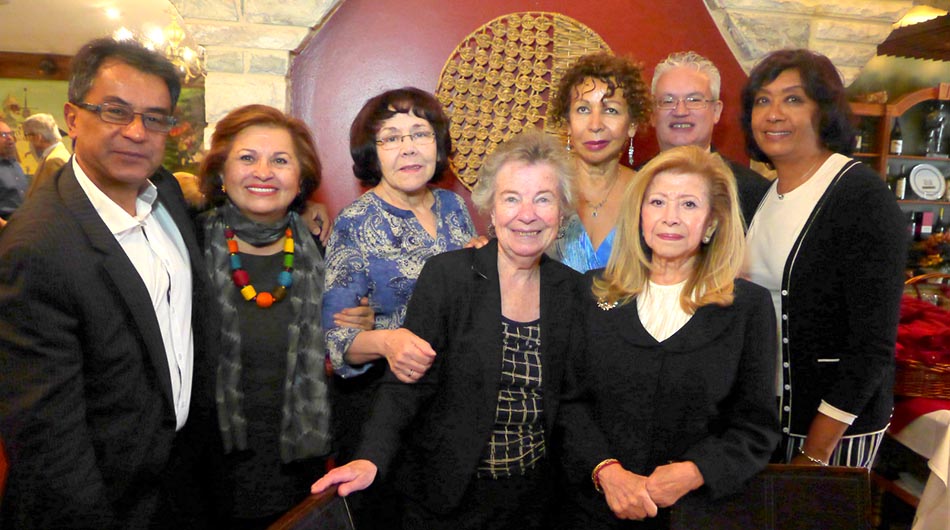 Nayibe Núñez-Berger rodeada de amigos en el OLavrador Restaurant, incluyendo al autor de esta nota al extremo izquierdo. Foto John Caballero