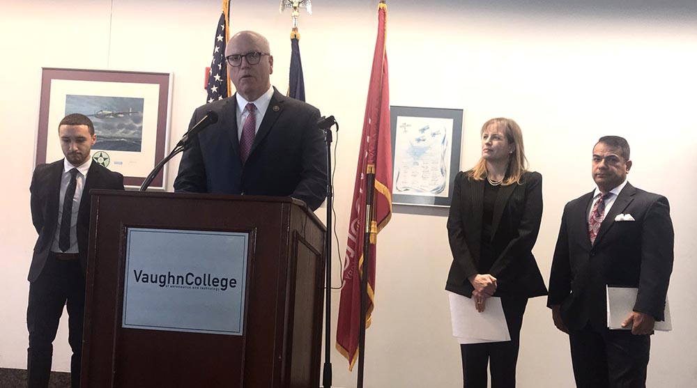 En el Vaughn College, desde la izquierda, Matthew Cruz, Joseph Crowley, doctora Sharon DeVivo y Angel Piñero Jr.