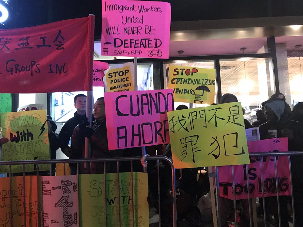 Al frente de Kings Theatre varios grupos protestaron en contra del alcalde Bill de Blasio.