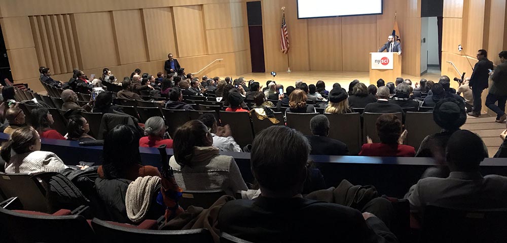 El concejal Moya frente a su público.