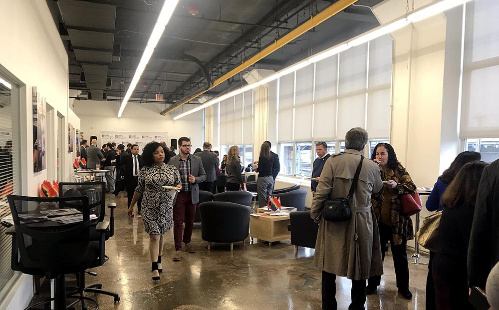  El salón de recepción del LGBT Network en el 37-18 de Northern Boulevard.