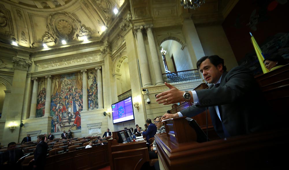 Rodrigo Lara Restrepo debatiendo en el Congreso de Colombia.