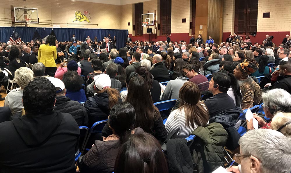 Más de 500 personas asistieron a la reunión comunitaria en la escuela pública Joseph Pulitzer de la calle 80 en Jackson Heights, Queens.