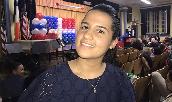 Ari Espinal en una escuela pública de Corona, Queens. Foto Javier Castaño
