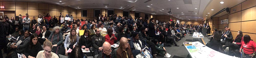 La audiencia pública en el primer piso del Hospital Elmhurst fue bastante concurrida.