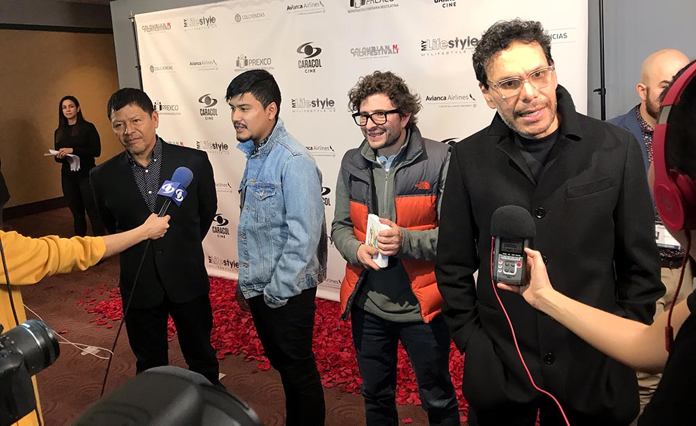 En la alfombra roja, el pintor Carlos Jacanamijoy y su hijo Inti Jacanamijoy, quien presenta en este festival el cortometraje Pidbang, sobre "una niña de 16 años que busca ser escuchada por su mamá y así cumplir sus sueño". 