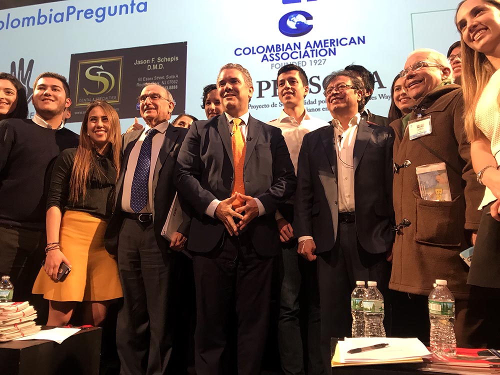 Candidatos, estudiantes y público posaron para los fotógrafos al final del debate por la presidencia de Colombia.
