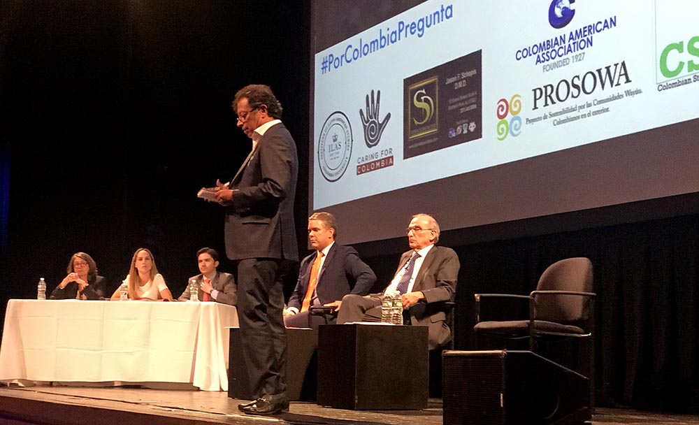Los candidatos a la presidencia de Colombia debatiendo en Columbia University.