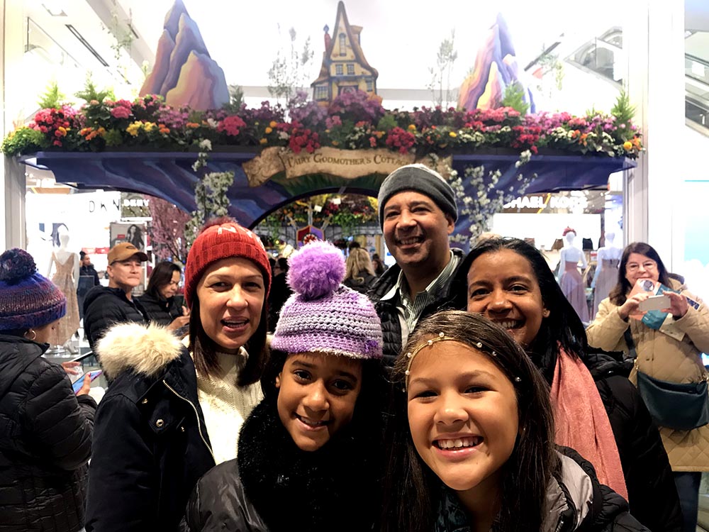 Esta familia latina visitó el show de flores de Macy's denominado Una vez en tiempo de primavera.